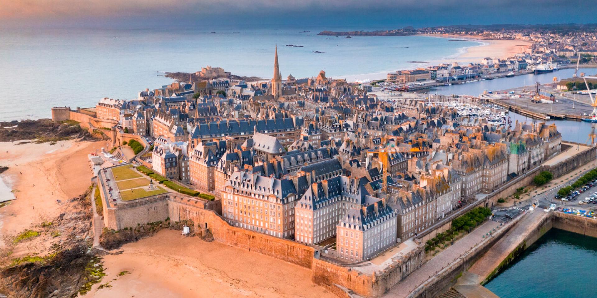 vue-sur-saint-malo-intra-muros-depuis-le-mole-des-noires---saint-malo-loic-lagarde-663-1200px-1920x960-crop-1654250785.jpg