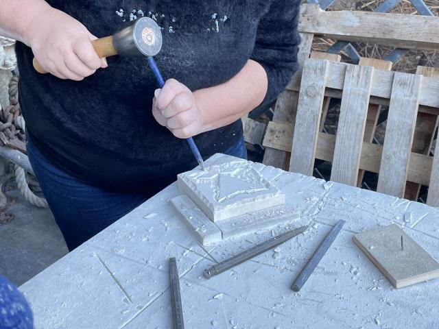 ©SMBMSM - Steinmetzwerkstatt - Maureen bei der Arbeit (2)