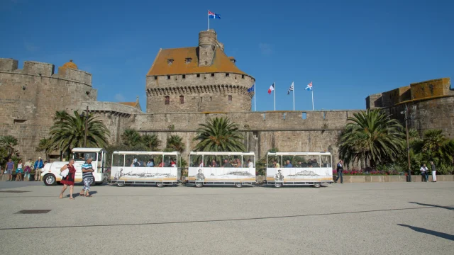 Spaziergang durch Intra-Muros mit einem kleinen Zug