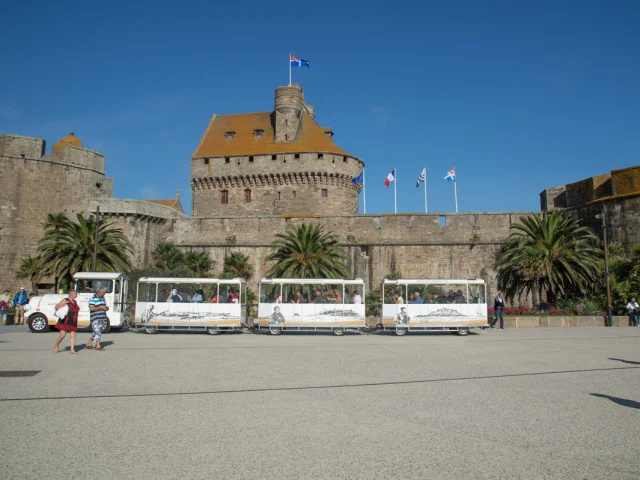 Un viaggio intorno a Intra-Muros con il trenino