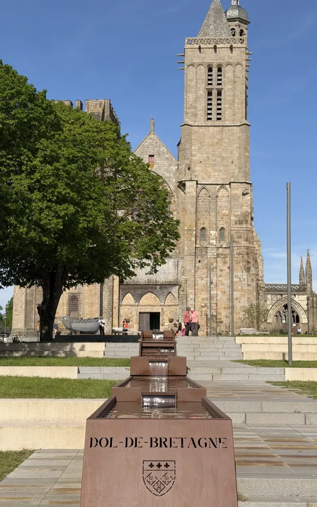 Parvis de la Cathédrale de Dol de Bretagne